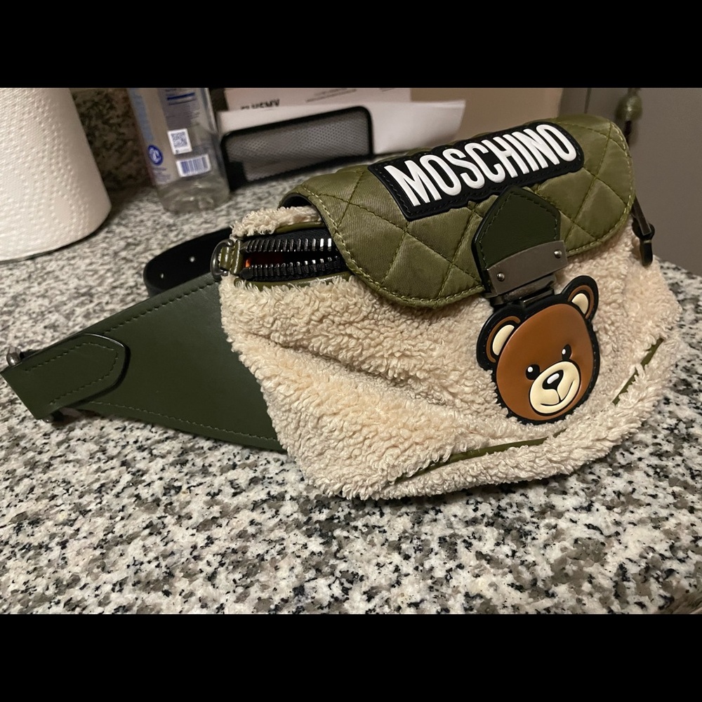 100 real Moschino  Fanny pack